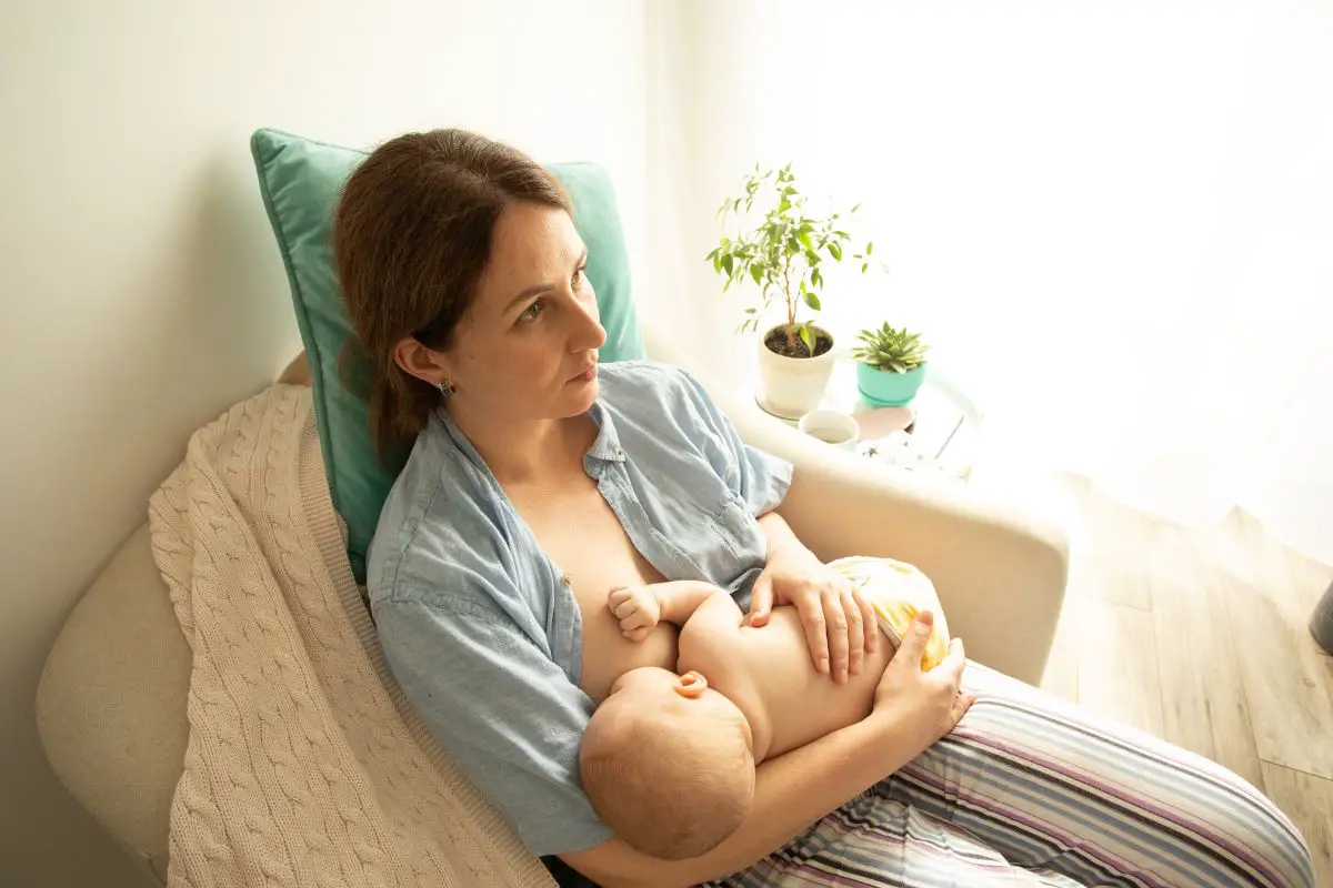 breastfeeding position cradle hold